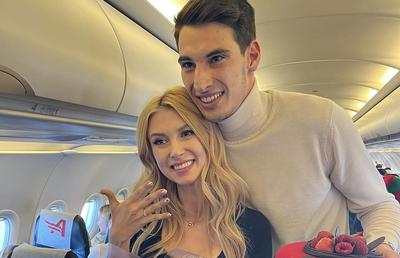 Andreea Bălan a dezvăluit motivul pentru care Victor Cornea a cerut-o în căsătorie în avion: „L-am întrebat de ce a făcut așa”