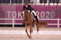 Triplă campioană olimpică la echitație dresaj, suspendată un an pentru abuz împotriva unui cal » Imagini cu puternic impact emoțional: a fost filmată în timp ce îl biciuia