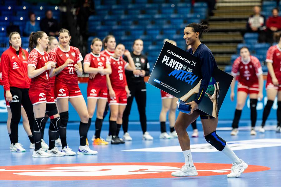 Roberts, desemnată MVP Grupa României a început cu o lecție de handbal: victorie la 8 goluri! Extrema de la Vâlcea a făcut spectacol » Clasamentul actualizat