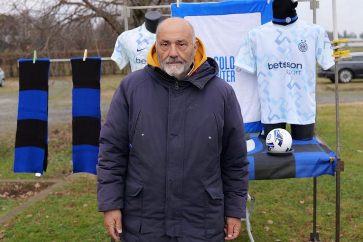 Pasquale, fanul care de 17 ani vinde articole oficiale cu sigla Inter la Appiano Gentile / Foto: GSP.ro