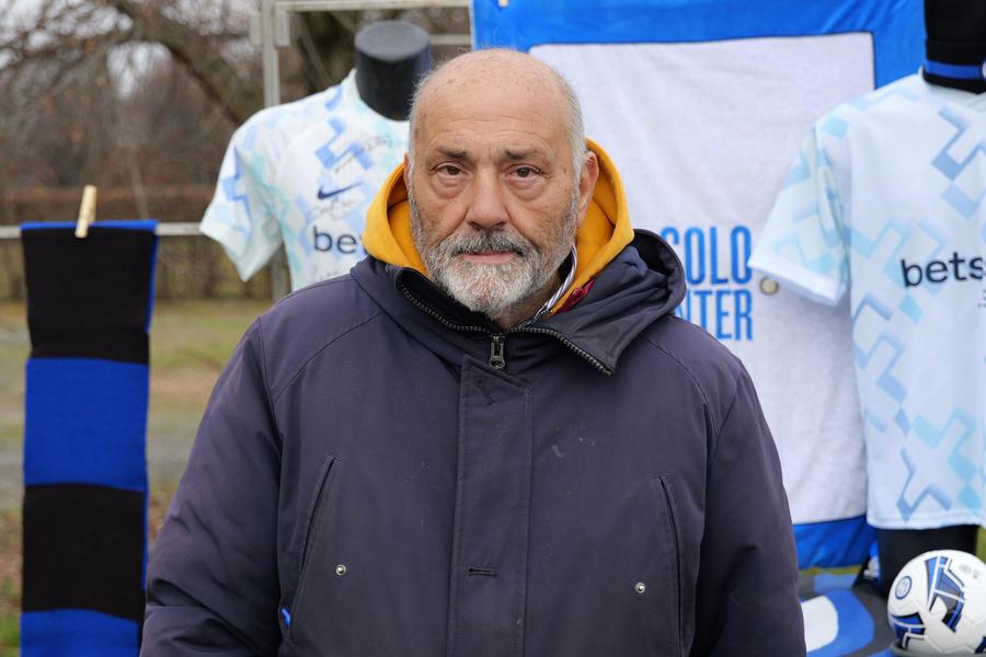 Pasquale, fanul lui Inter de la porțile bazei de la Appiano Gentile, unde vinde articole cu însemnele lui Inter / Foto: GSP.ro Am pătruns în fortăreața în care Cristi Chivu pregătește succesele lui Inter » Ce am găsit în impresionanta bază din Appiano Gentile: „Echipa nu sunt eu, nu ești tu”