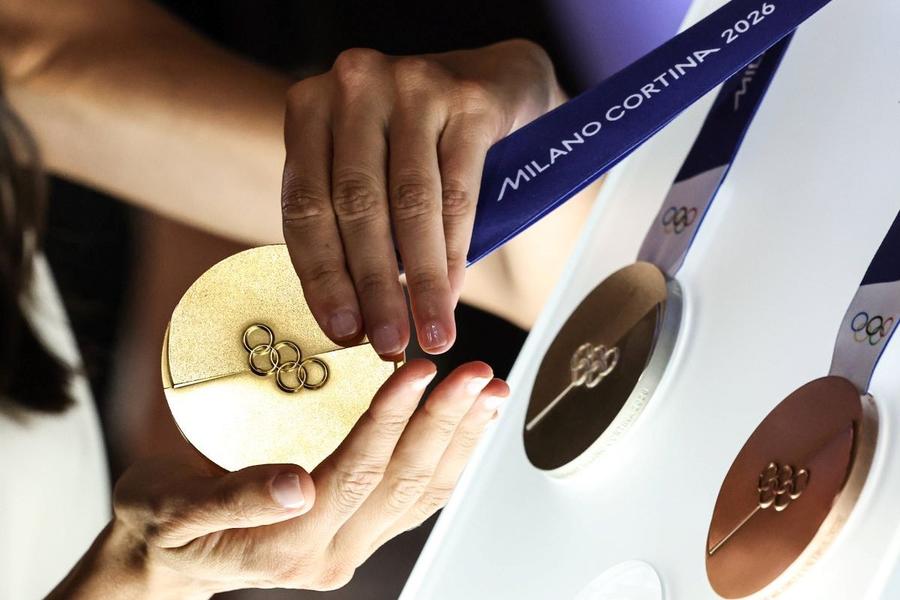 Medalia de aur de la JO Milano Cortina 2026, mai scumpă decât cea de la Paris 2024 Foto: Imago Images Medaliile de la Jocurile Olimpice de iarnă de la Milano Cortina, mai prețioase decât cele decernate la Paris 2024