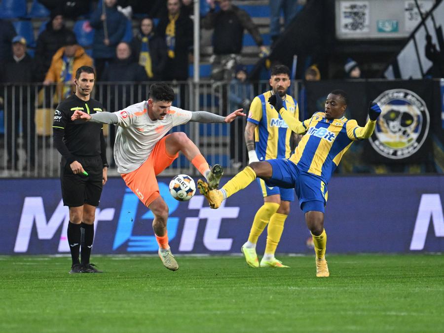 Dongmo, în duel cu Sabater // foto: Imago Images Mehmet Topal l-a exclus din lot: „Nu mă interesează numele”