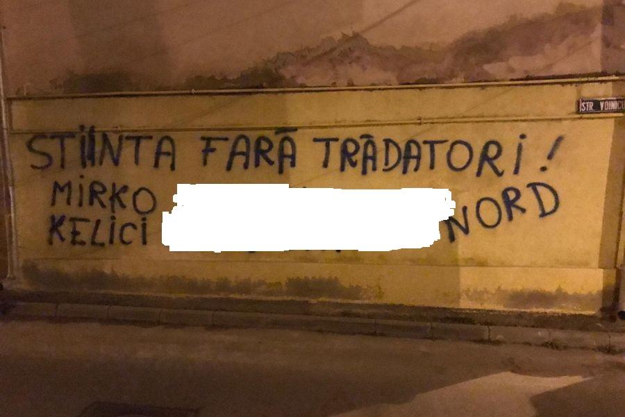 CRAIOVA // FOTO A început răzmerița în Bănie! Mirko Pigliacelli și Renato Kelic, „bombardați” de ultrași