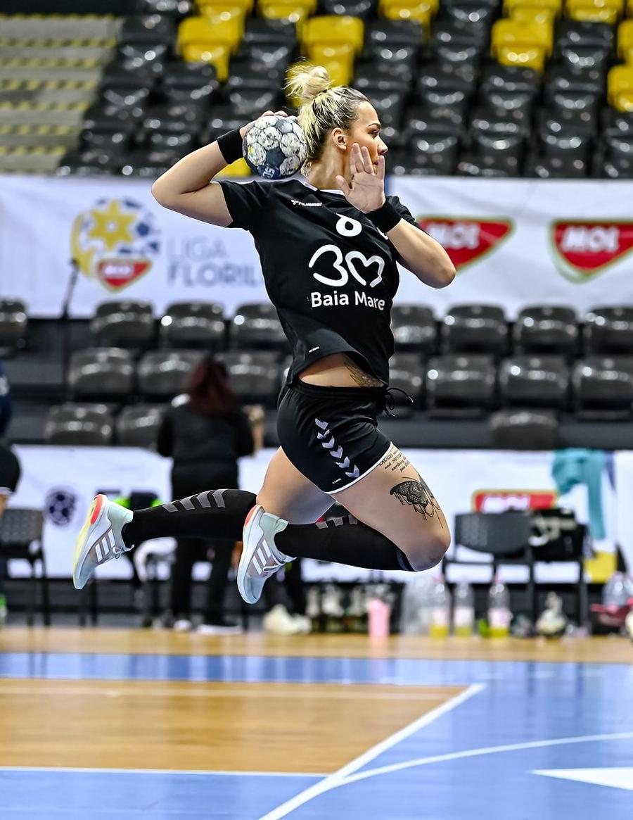 Angela Cioca în tricoul Minaurului, înainte de operație FOTO Dan Potor VIDEO Angela Cioca a devenit studiu de caz pentru medicii chirurgi! Joacă handbal cu umărul imobilizat