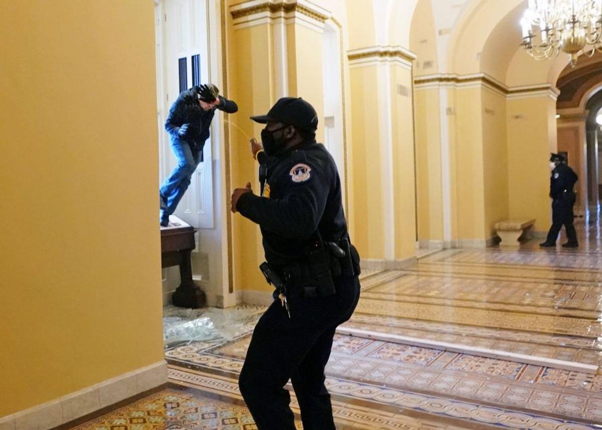Imagini HALUCINANTE în Statele Unite: suporterii lui Donald Trump au intrat cu forța în clădirea Capitoliului și blochează validarea lui Joe Biden