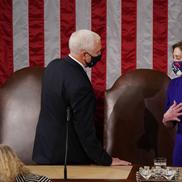 Suporterii lui Donald Trump au intrat cu forța în clădirea Capitoliului și blochează validarea lui Joe Biden. Sursă foto: Imago Images