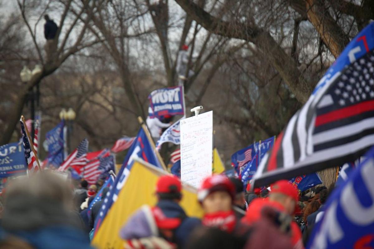 Imagini HALUCINANTE în Statele Unite: suporterii lui Donald Trump au intrat cu forța în clădirea Capitoliului și blochează validarea lui Joe Biden