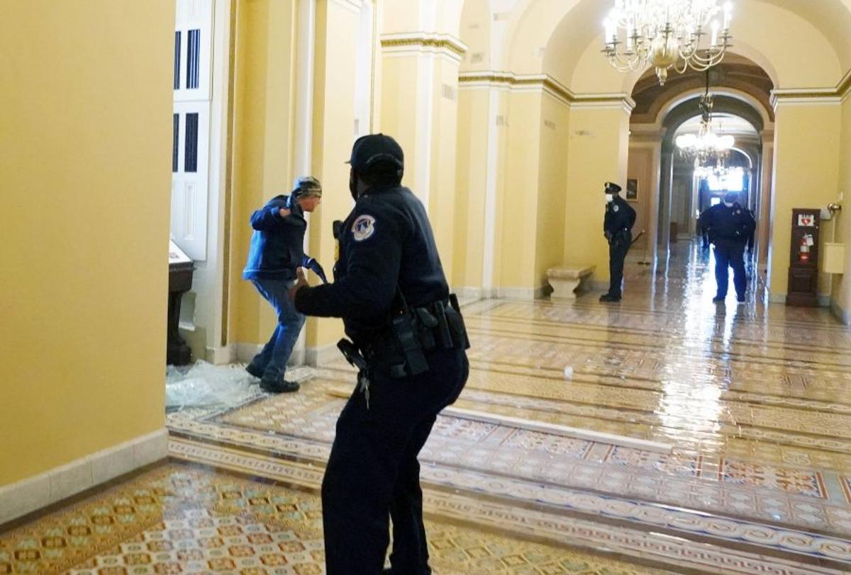 Suporterii lui Donald Trump au intrat cu forța în clădirea Capitoliului și blochează validarea lui Joe Biden