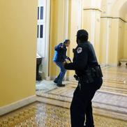 Suporterii lui Donald Trump au intrat cu forța în clădirea Capitoliului și blochează validarea lui Joe Biden. Sursă foto: Imago Images