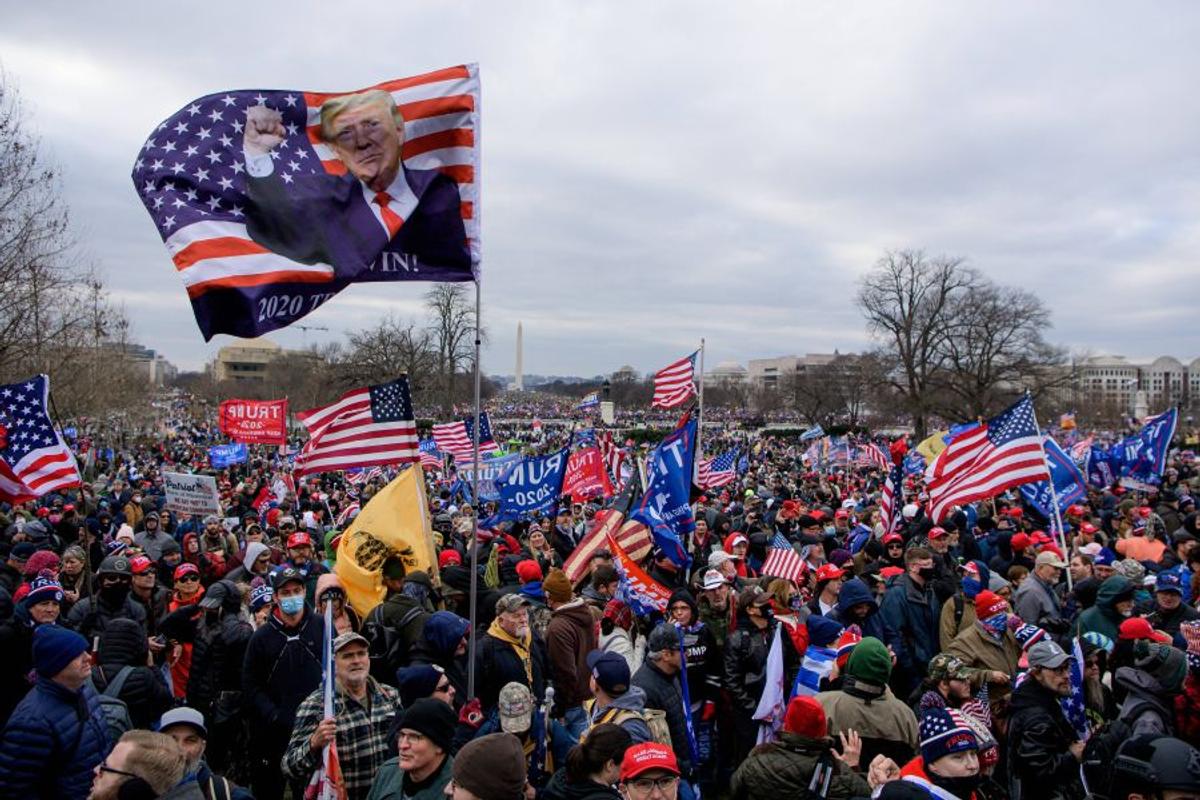 Imagini HALUCINANTE în Statele Unite: suporterii lui Donald Trump au intrat cu forța în clădirea Capitoliului și blochează validarea lui Joe Biden