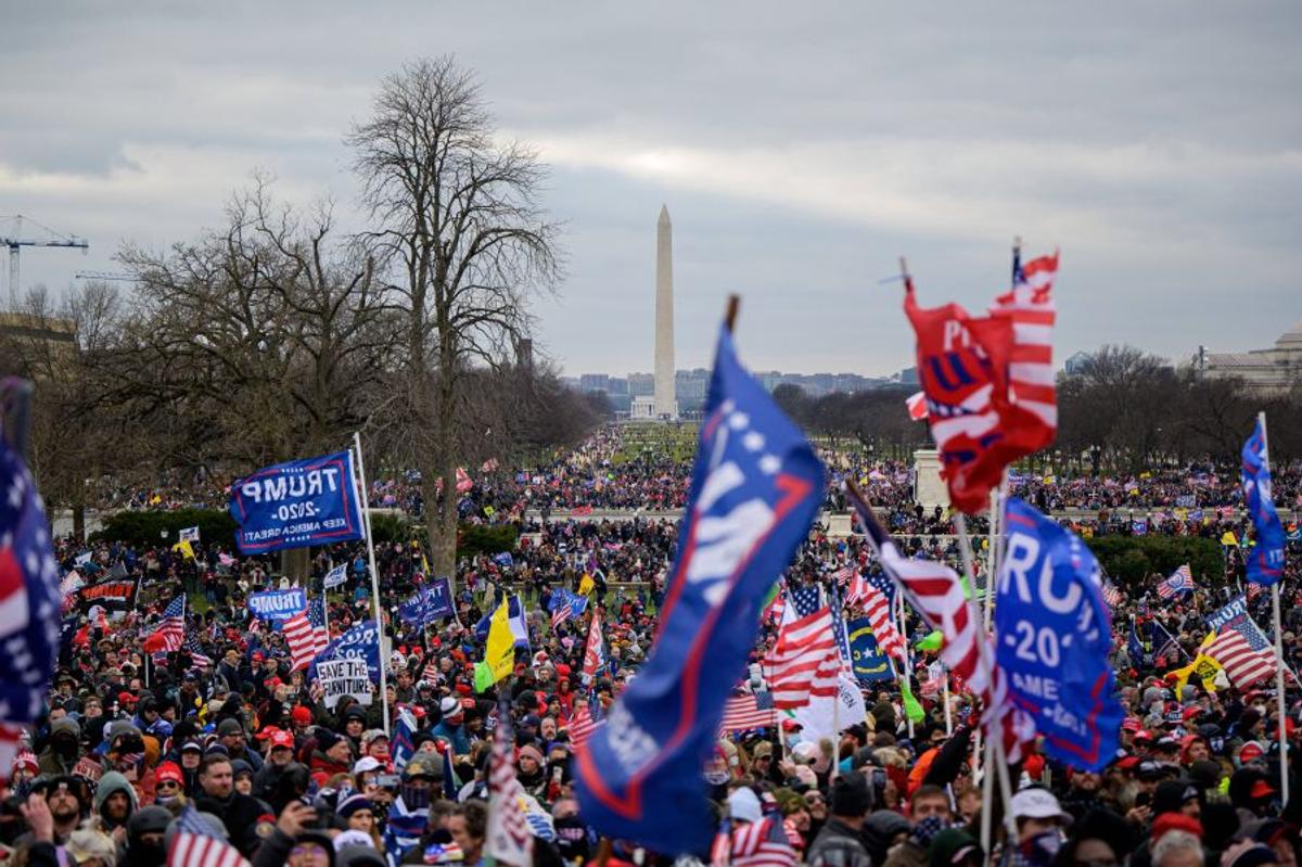 Imagini HALUCINANTE în Statele Unite: suporterii lui Donald Trump au intrat cu forța în clădirea Capitoliului și blochează validarea lui Joe Biden