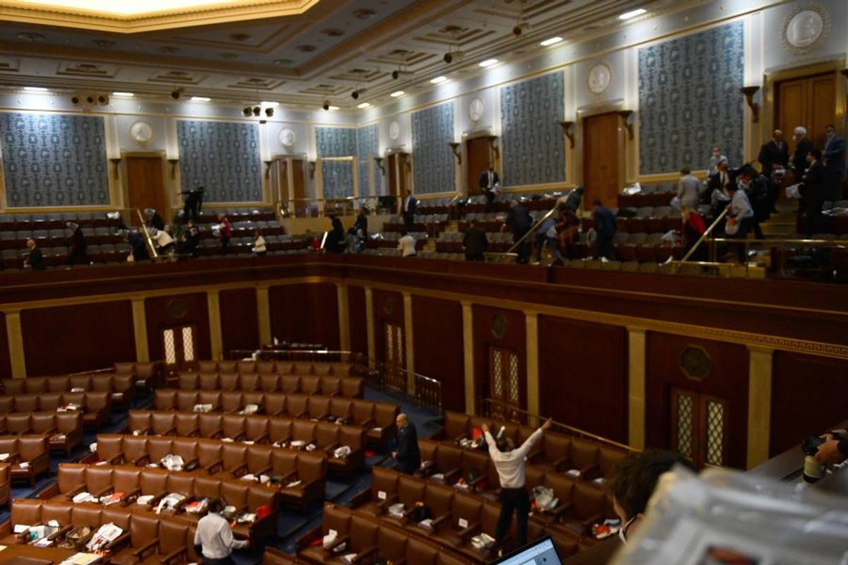 Imagini HALUCINANTE în Statele Unite: suporterii lui Donald Trump au intrat cu forța în clădirea Capitoliului și blochează validarea lui Joe Biden