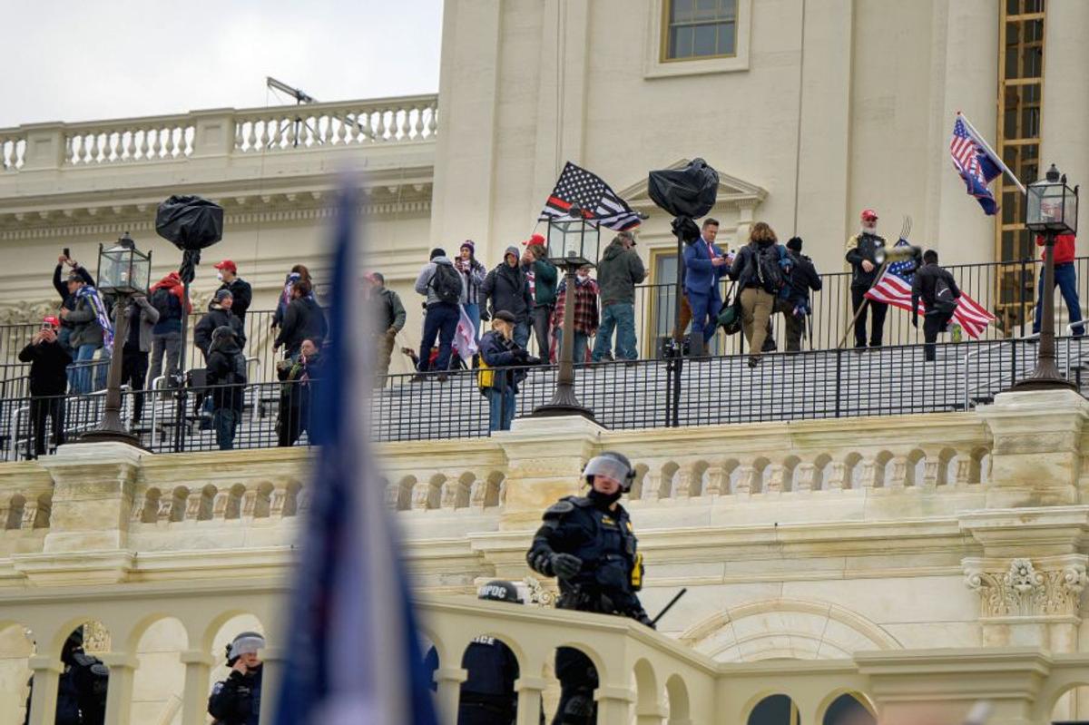 Imagini HALUCINANTE în Statele Unite: suporterii lui Donald Trump au intrat cu forța în clădirea Capitoliului și blochează validarea lui Joe Biden