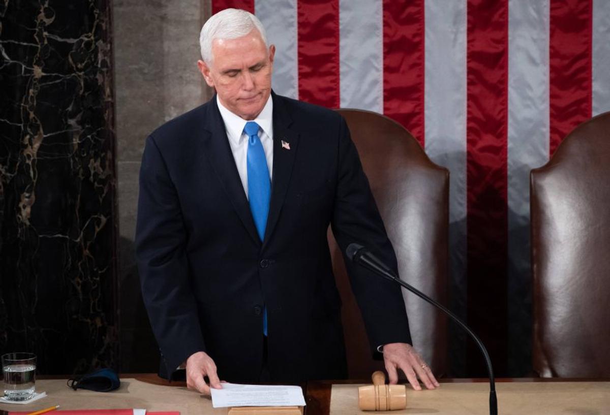 Imagini HALUCINANTE în Statele Unite: suporterii lui Donald Trump au intrat cu forța în clădirea Capitoliului și blochează validarea lui Joe Biden