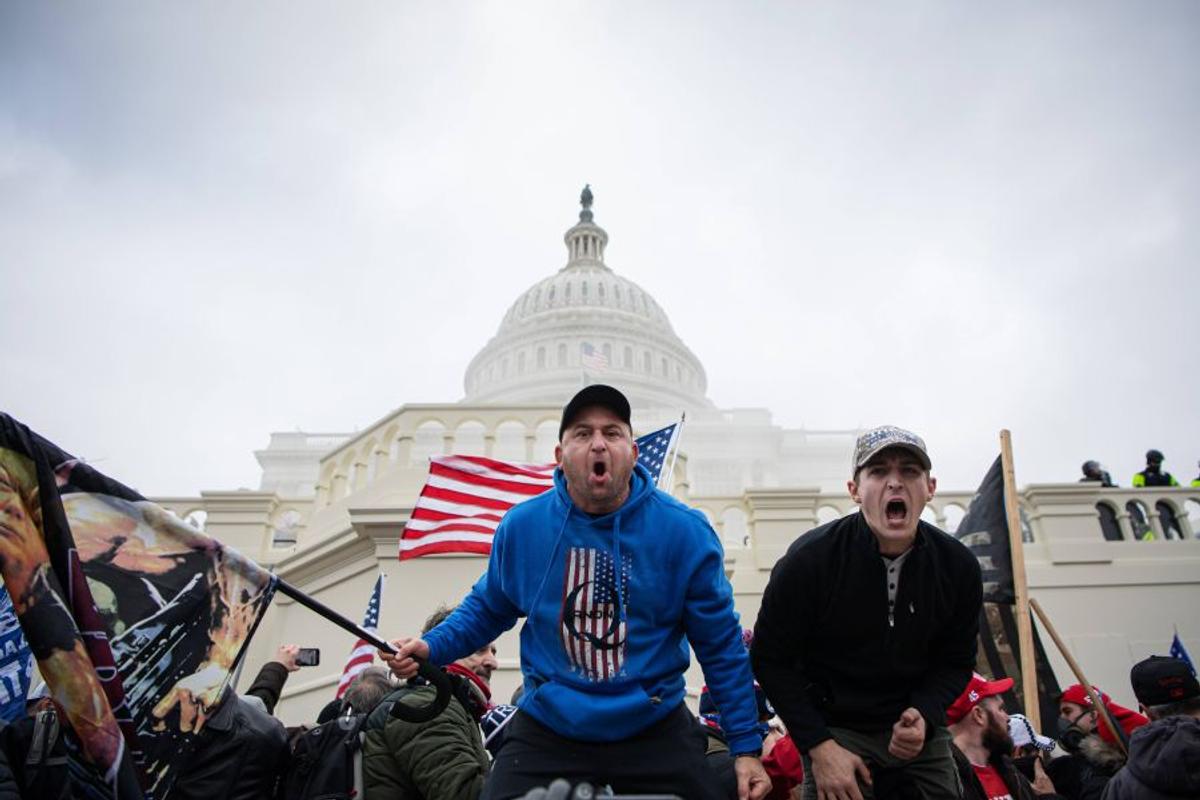 Suporterii lui Donald Trump au intrat cu forța în clădirea Capitoliului și blochează validarea lui Joe Biden