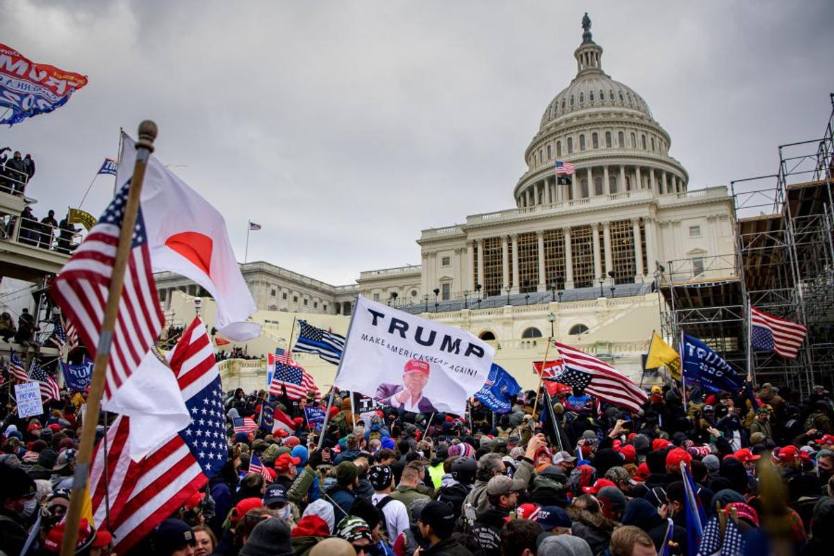 Suporterii lui Donald Trump au intrat cu forța în clădirea Capitoliului și blochează validarea lui Joe Biden