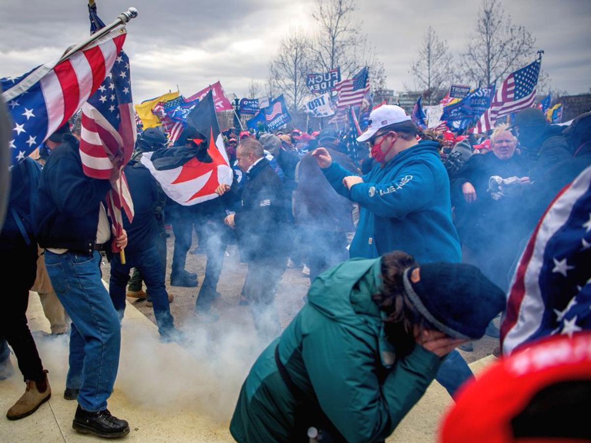 Imagini HALUCINANTE în Statele Unite: suporterii lui Donald Trump au intrat cu forța în clădirea Capitoliului și blochează validarea lui Joe Biden