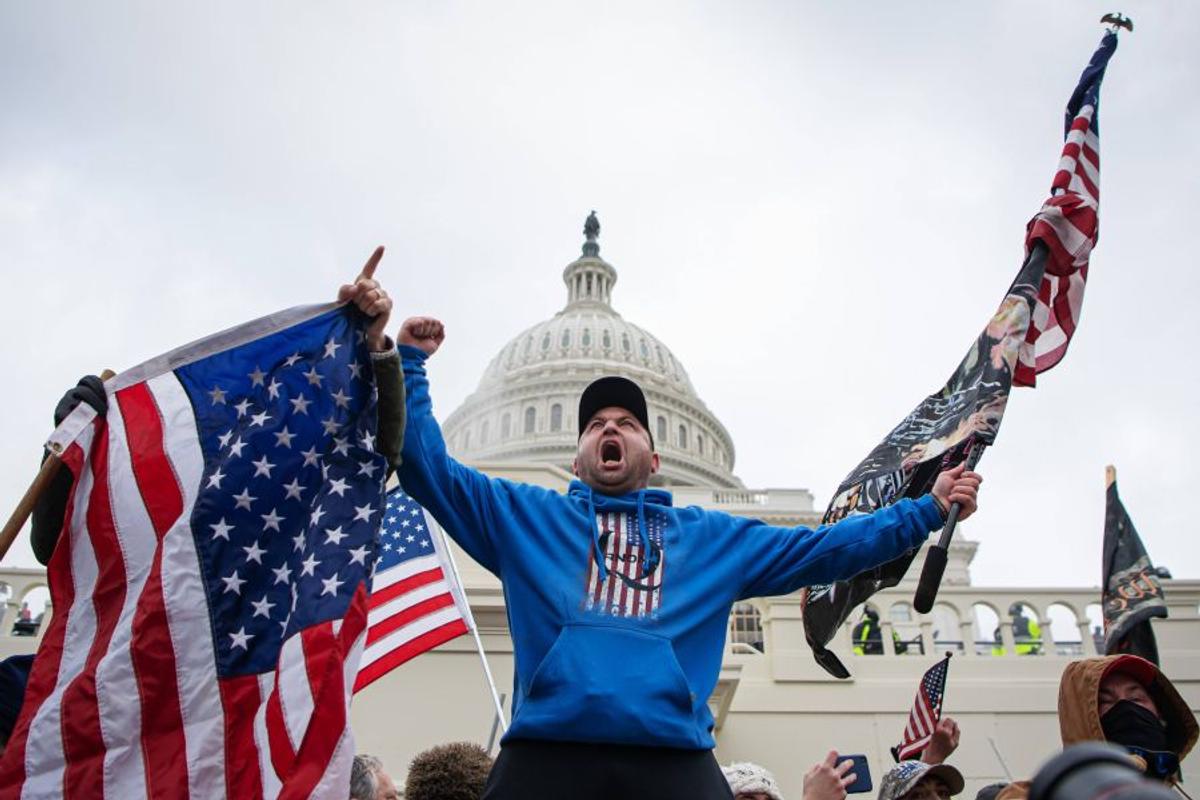 Imagini HALUCINANTE în Statele Unite: suporterii lui Donald Trump au intrat cu forța în clădirea Capitoliului și blochează validarea lui Joe Biden