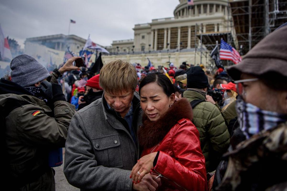 Imagini HALUCINANTE în Statele Unite: suporterii lui Donald Trump au intrat cu forța în clădirea Capitoliului și blochează validarea lui Joe Biden