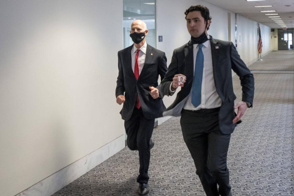 Imagini HALUCINANTE în Statele Unite: suporterii lui Donald Trump au intrat cu forța în clădirea Capitoliului și blochează validarea lui Joe Biden