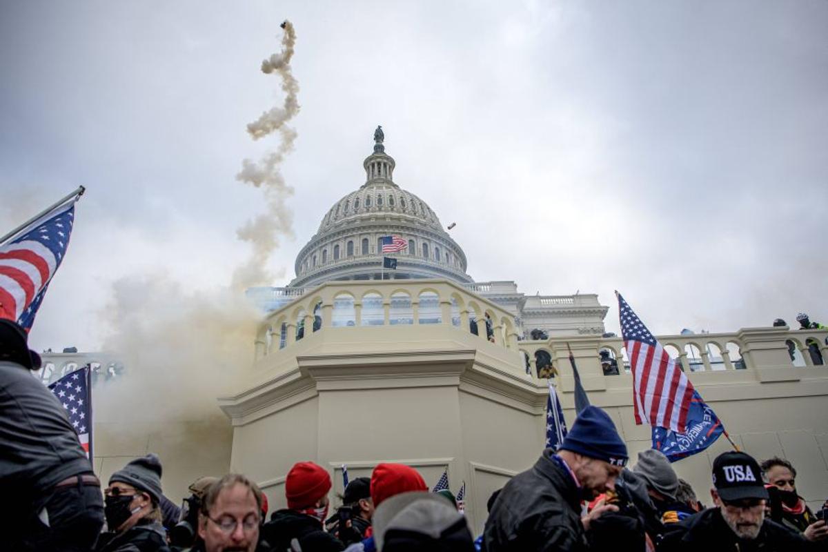 Suporterii lui Donald Trump au intrat cu forța în clădirea Capitoliului și blochează validarea lui Joe Biden