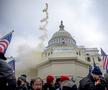 Suporterii lui Donald Trump au intrat cu forța în clădirea Capitoliului și blochează validarea lui Joe Biden. Sursă foto: Imago Images
