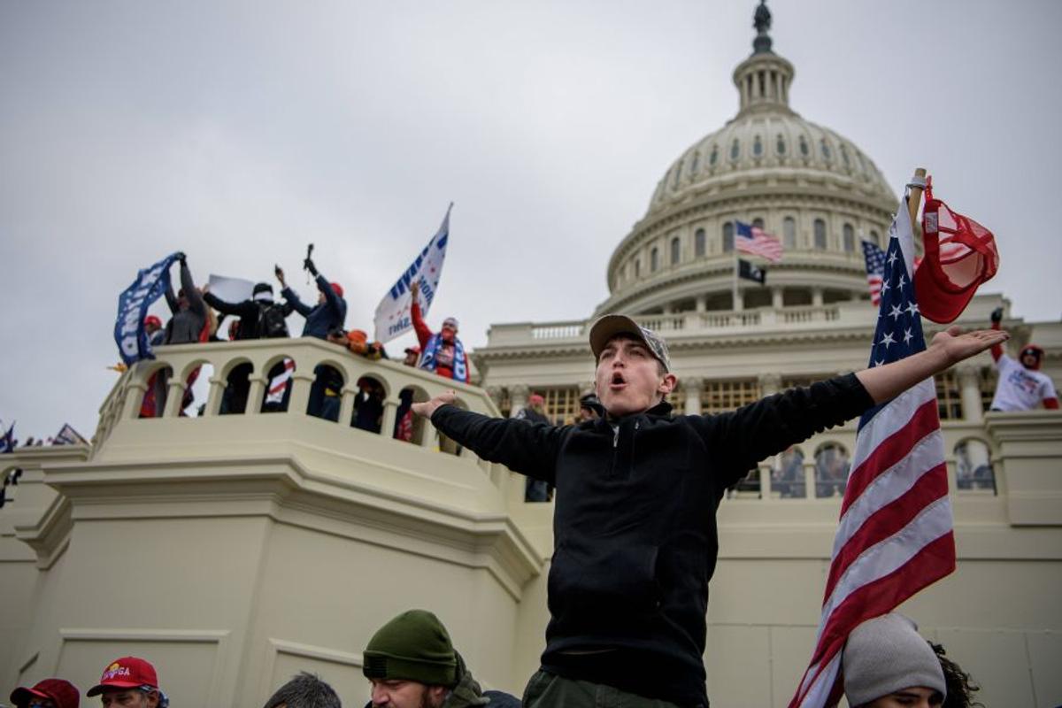 Suporterii lui Donald Trump au intrat cu forța în clădirea Capitoliului și blochează validarea lui Joe Biden