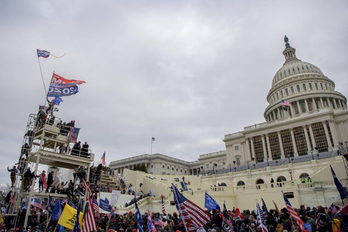 Imagini HALUCINANTE în Statele Unite: suporterii lui Donald Trump au intrat cu forța în clădirea Capitoliului și blochează validarea lui Joe Biden