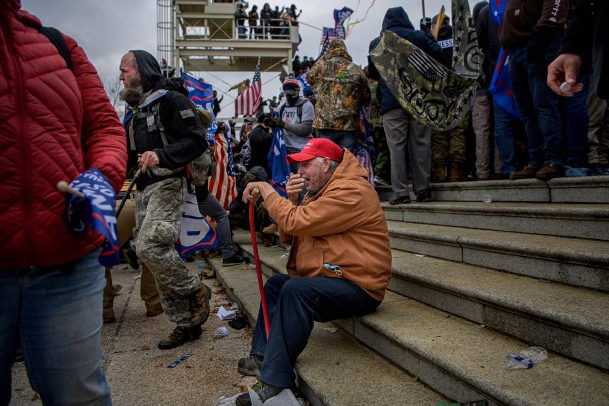 Imagini HALUCINANTE în Statele Unite: suporterii lui Donald Trump au intrat cu forța în clădirea Capitoliului și blochează validarea lui Joe Biden