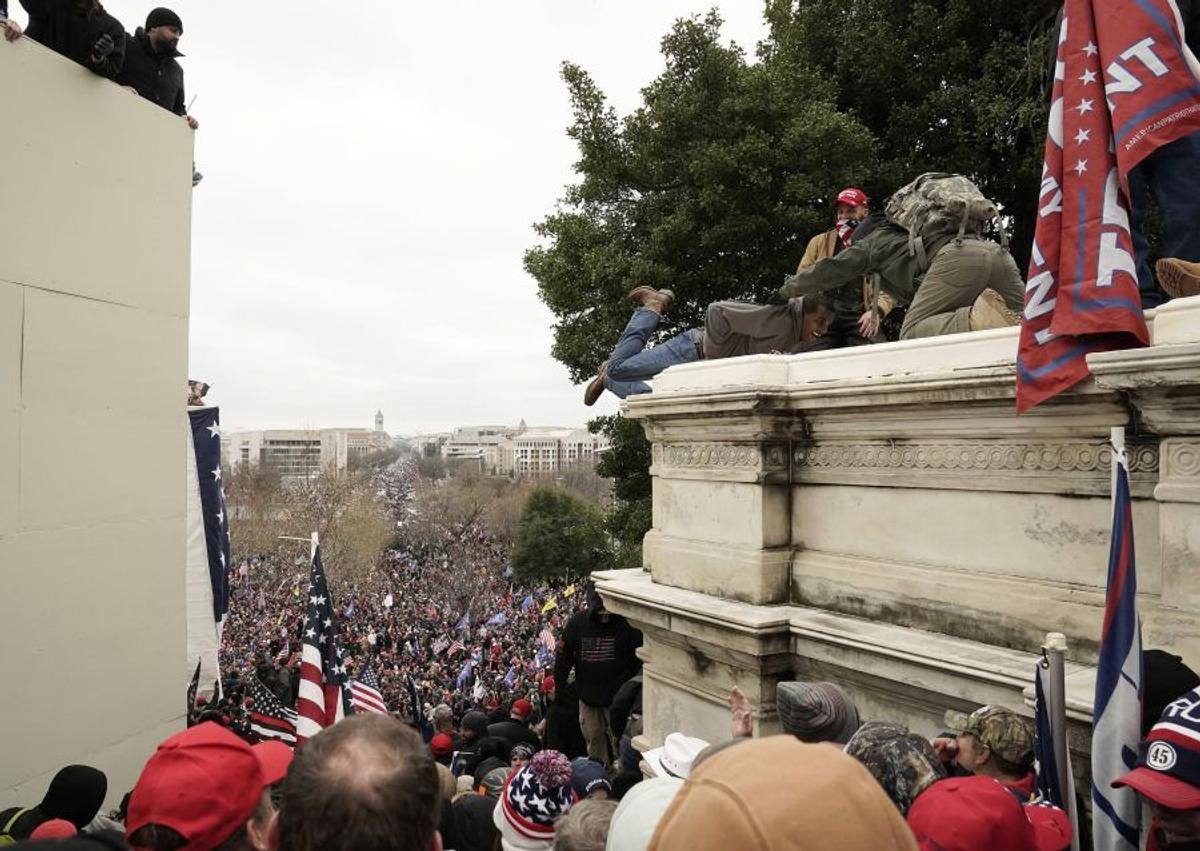 Imagini HALUCINANTE în Statele Unite: suporterii lui Donald Trump au intrat cu forța în clădirea Capitoliului și blochează validarea lui Joe Biden