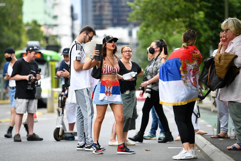 Protest în fața hotelului în care e cazat Djokovic // FOTO: Imago
