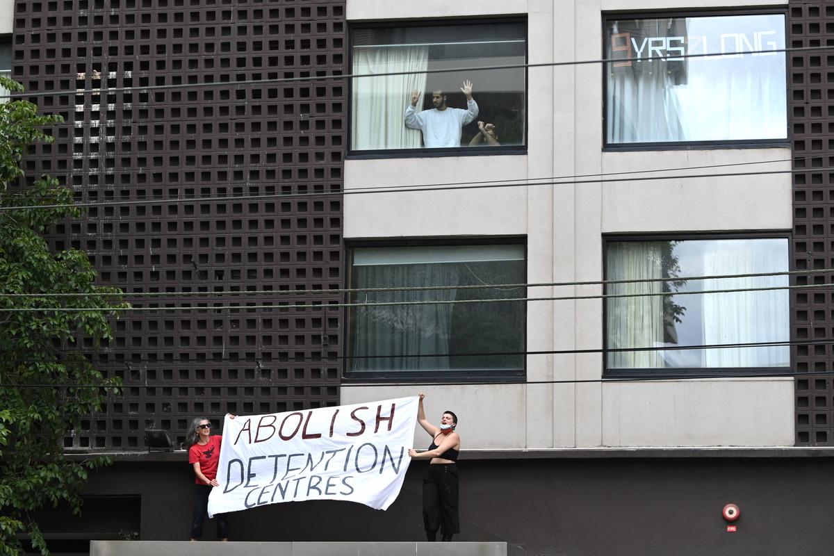 Protest în fața hotelului din Australia în care e cazat Novak Djokovic