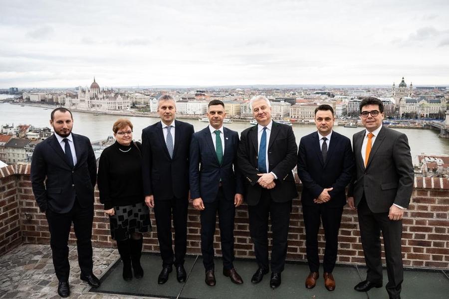 Zilele trecute, Eduard Novak a decis să meargă la Budapesta O campanie realizată de Ministerul Sportului, condus de Eduard Novak, membru UDMR, are culorile drapelului Ungariei + firma are conexiuni cu partidul