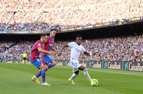 Chelsea vrea să îl transfere pe fundașul dreapta al Barcelonei, Sergiño Dest (21 de ani), în stânga imaginii