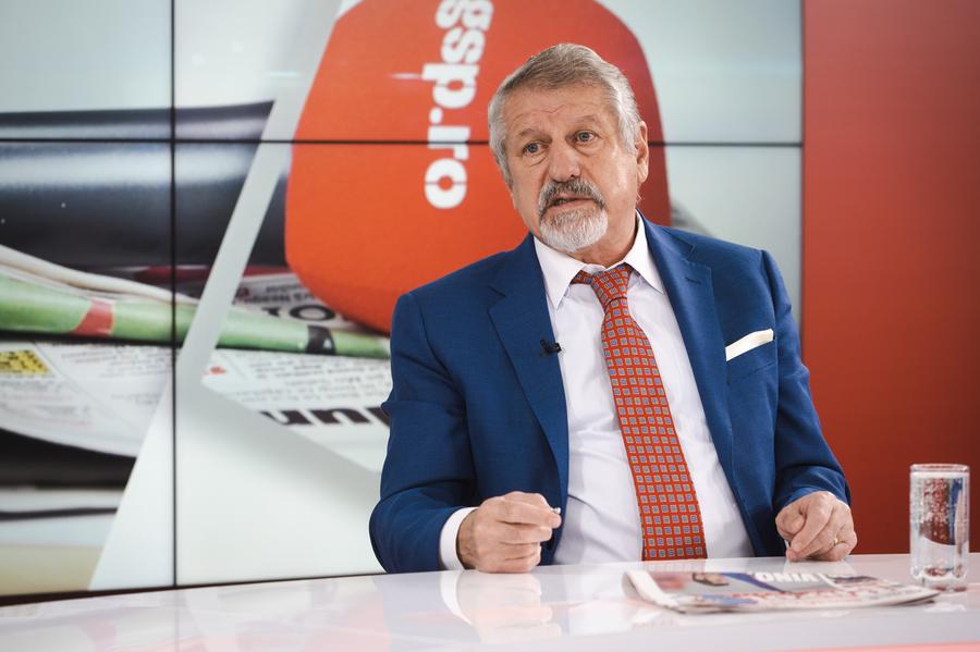 Cum au votat specialiștii pentru Jucătorul și Antrenorul lunii decembrie: „Foarte bun și pentru națională” + „E pasionat, iubește fotbalul, e meseriaș”