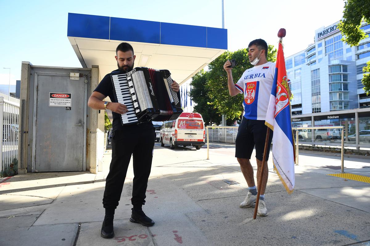 Protest în fața hotelului din Australia în care e cazat Novak Djokovic