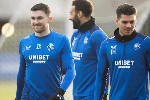 Ianis Hagi, în dreapta, a revenit la antrenamentele lui Rangers // sursă foto: Twitter @ RangersFC