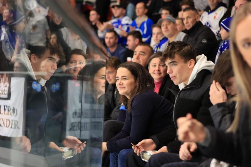 Katalin Novak, prima femeie președinte din istoria Ungariei, a fost în arenă la meciul de hochei dintre Corona Brașov și Miercurea Ciuc, scor 0-3/ FOTO: Facebook @Corona Brașov