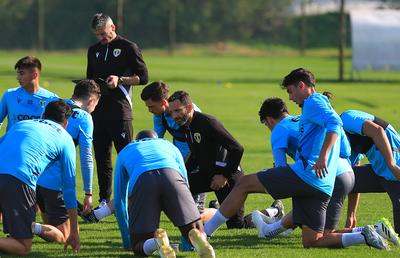 „Legs and heart, băieți!” » Fotbaliștii Petrolului, „terorizați” de specialistul care a lucrat 8 ani cu Simeone! GSP are imagini din dronă de la exercițiul spartan lucrat de „găzari”