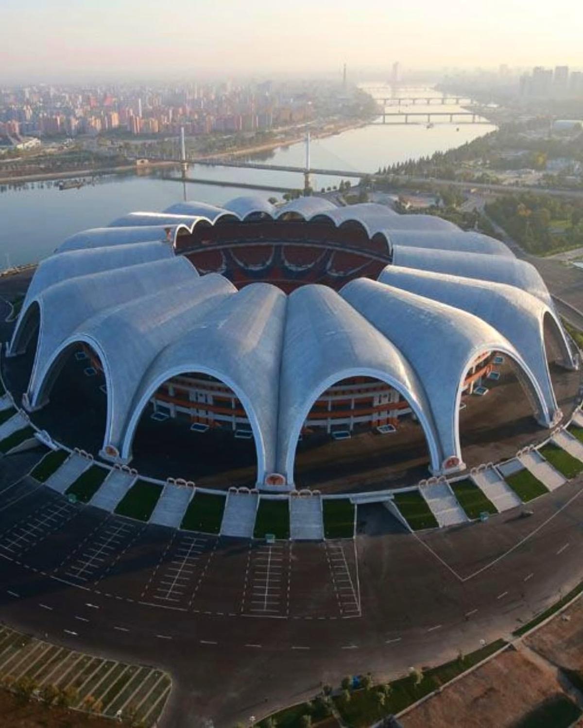 Imagini IREALE din al doilea cel mai mare stadion de pe glob » Mastodontul din Coreea de Nord este „casa” manifestațiilor propagandiste ale sistemului represiv