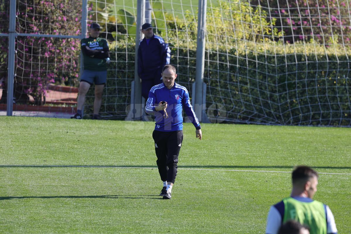 Antrenament fără „principal” » FC Botoșani îl așteaptă pe Leo Grozavu momit cu 10.000 de euro pe lună!