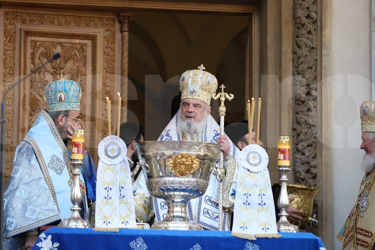 Imaginile zilei vin de la Catedrala Patriarhală » Cum s-a afișat Gigi Becali de Bobotează: în bocanci și pantaloni de piele