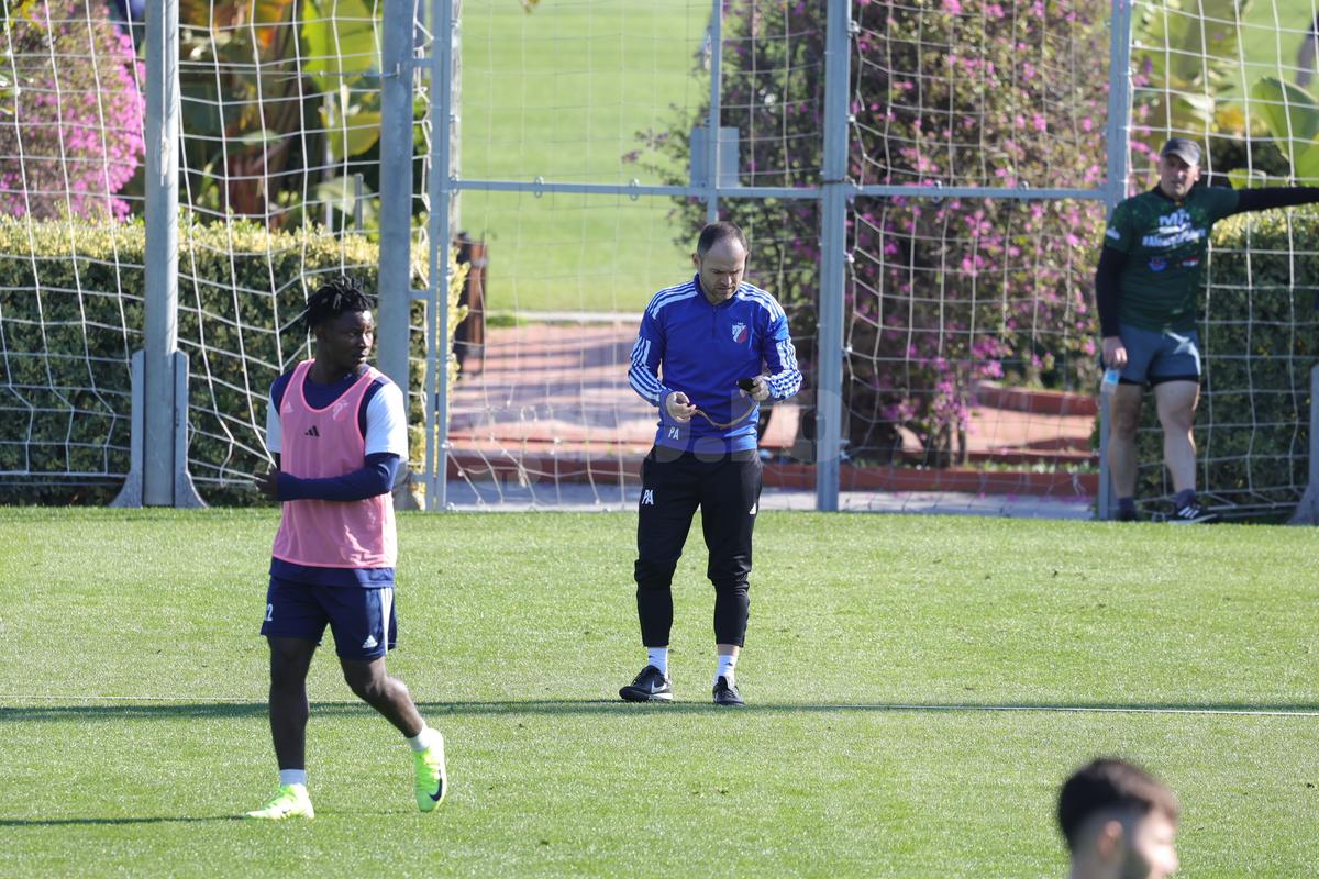 Antrenament fără „principal” » FC Botoșani îl așteaptă pe Leo Grozavu momit cu 10.000 de euro pe lună!