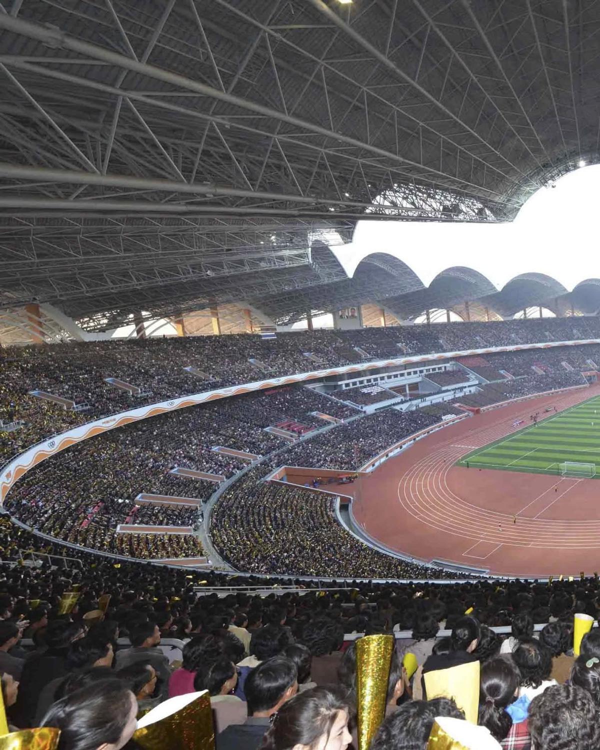 Imagini IREALE din al doilea cel mai mare stadion de pe glob » Mastodontul din Coreea de Nord este „casa” manifestațiilor propagandiste ale sistemului represiv
