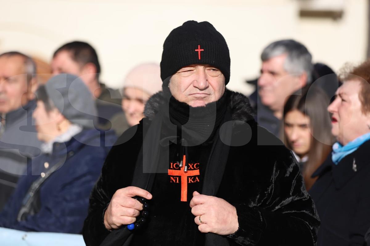 Imaginile zilei vin de la Catedrala Patriarhală » Cum s-a afișat Gigi Becali de Bobotează: în bocanci și pantaloni de piele