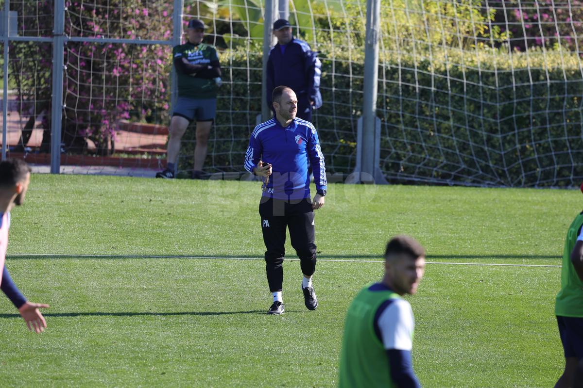 Antrenament fără „principal” » FC Botoșani îl așteaptă pe Leo Grozavu momit cu 10.000 de euro pe lună!