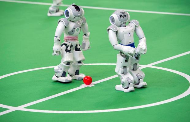Cum va arăta sportul în 2050? » Guardian scrie despre roboți fotbaliști, cipuri implantate în creier și jucători trecuți de 50 de ani