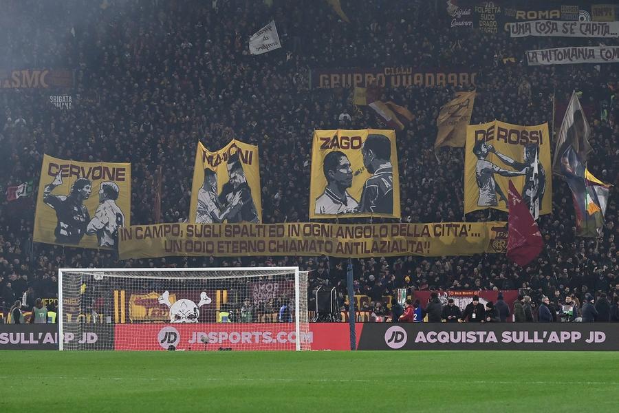 Scenografia fanilor Romei în derby-ul cu Lazio, încheiat 2-0. Foto: Imago Fanii Romei nu l-au iertat pe Ștefan Radu » Episodul curios de la Dinamo, transpus în scenografie la Derby della Capitale