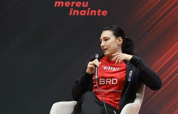 Cristina Neagu, noi mărturisiri: „Eram vânătă în fiecare zi, era foarte greu fizic” + Cum s-a schimbat handbalul, ce mănâncă și cum se odihnește: „Merg cu perna mea de acasă peste tot”
